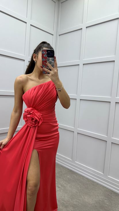 Trägerloses Abendkleid aus Satin im Granatapfel-Design mit Rosendetail