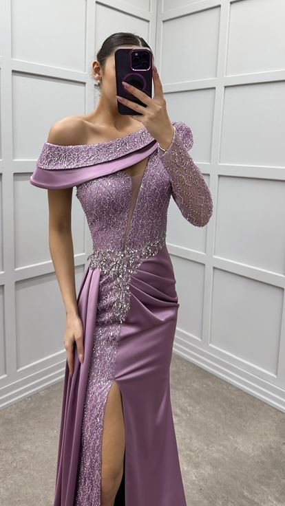 Robe de soirée en satin rose poudré à une manche avec taille ornée