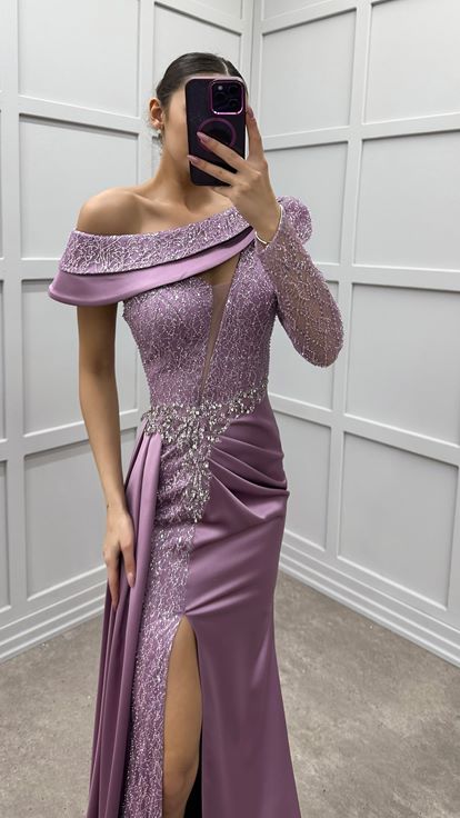 Robe de soirée en satin rose poudré à une manche avec taille ornée