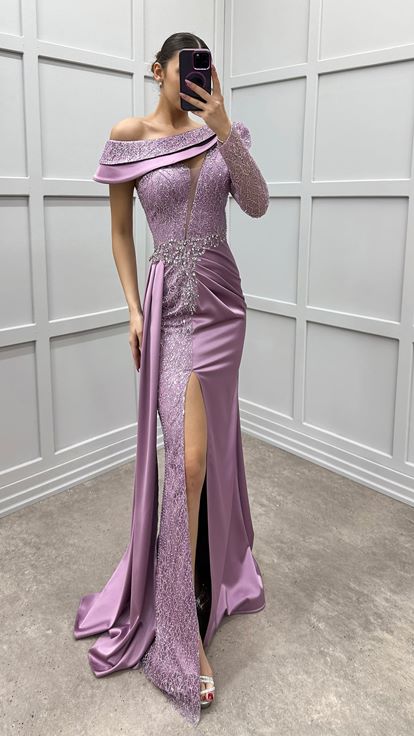 Robe de soirée en satin rose poudré à une manche avec taille ornée