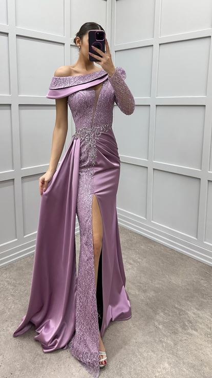 Robe de soirée en satin rose poudré à une manche avec taille ornée