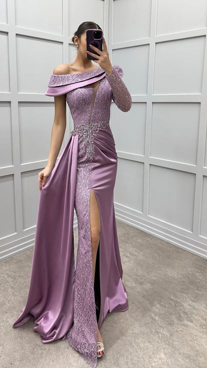 Robe de soirée en satin rose poudré à une manche avec taille ornée
