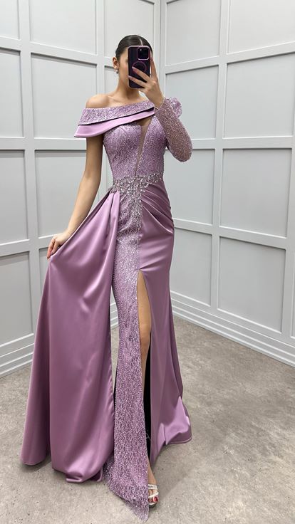 Robe de soirée en satin rose poudré à une manche avec taille ornée
