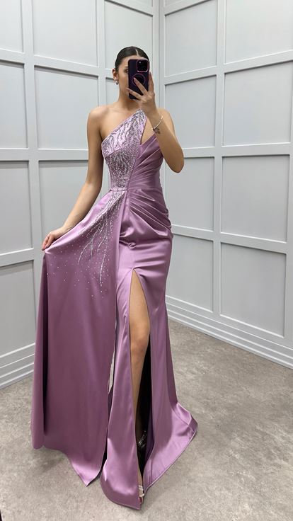 فستان سهرة من الساتان المطرز بلون أرجواني فاتح بكتف واحد