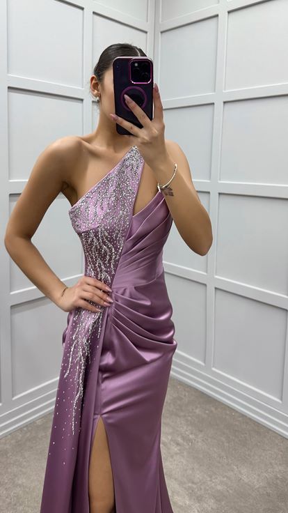 فستان سهرة من الساتان المطرز بلون أرجواني فاتح بكتف واحد