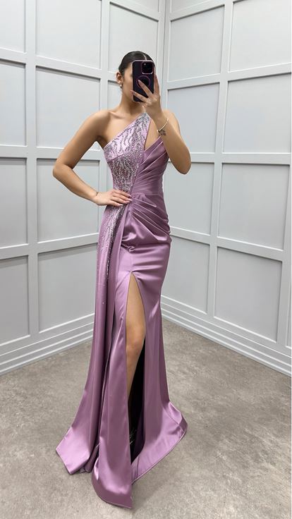 فستان سهرة من الساتان المطرز بلون أرجواني فاتح بكتف واحد