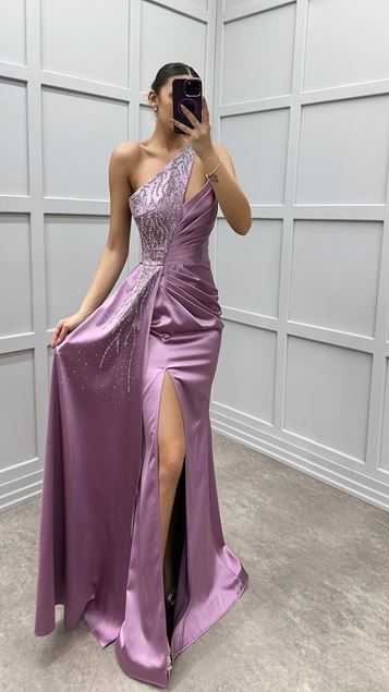 Robe de soirée en satin brodé à une épaule lilas
