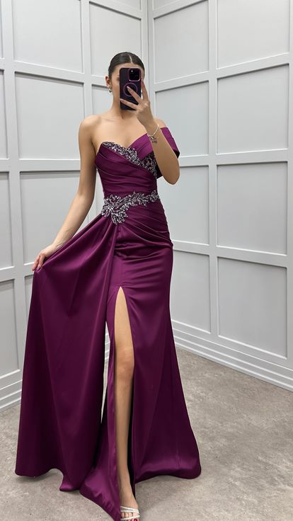 Vestido de noche de satén de piedra de cintura de un hombro ciruela