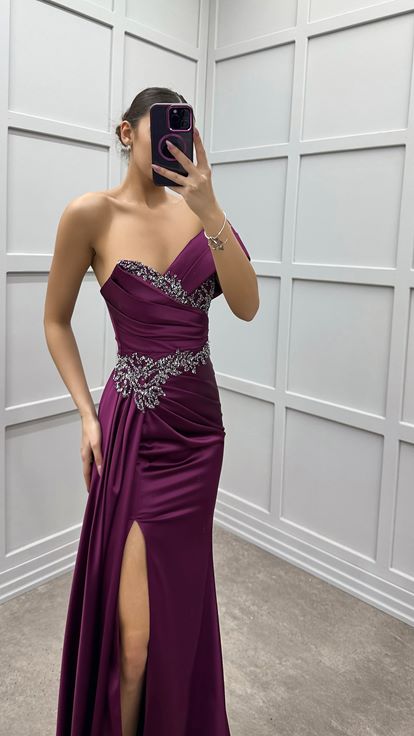 Vestido de noche de satén de piedra de cintura de un hombro ciruela