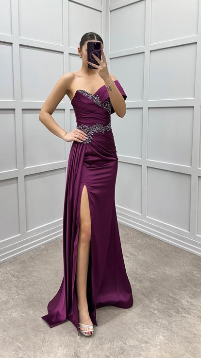 Vestido de noche de satén de piedra de cintura de un hombro ciruela