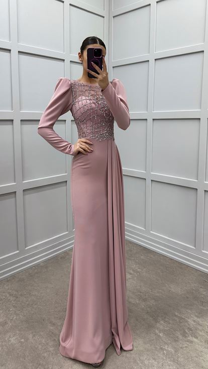 فستان وردي فاتح مطرز بتصميم شفاف عند الصدر