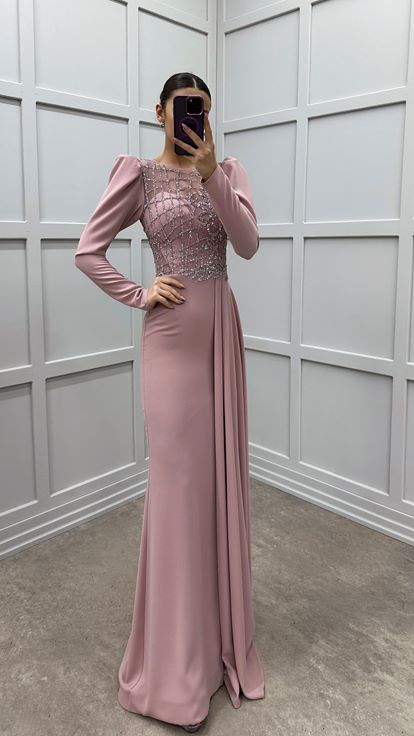 فستان وردي فاتح مطرز بتصميم شفاف عند الصدر