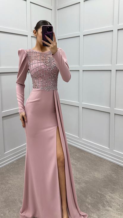 فستان وردي فاتح مطرز بتصميم شفاف عند الصدر