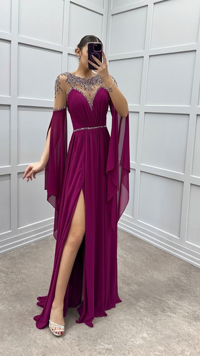 Robe de soirée de créateur à manches fuchsia brodées