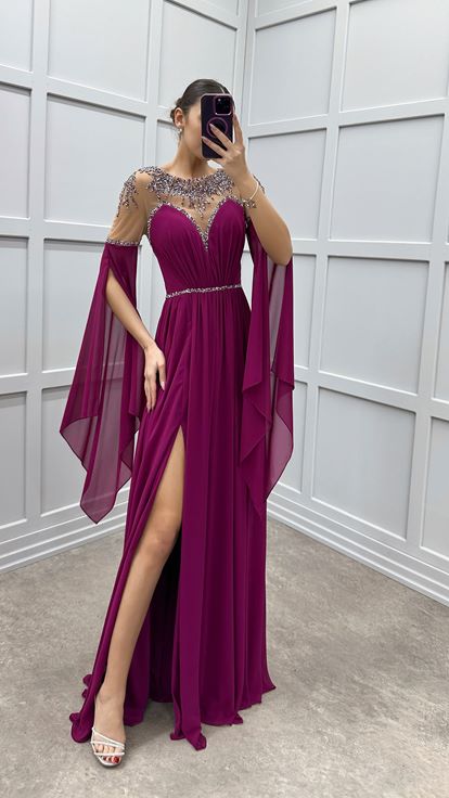 Robe de soirée de créateur à manches fuchsia brodées