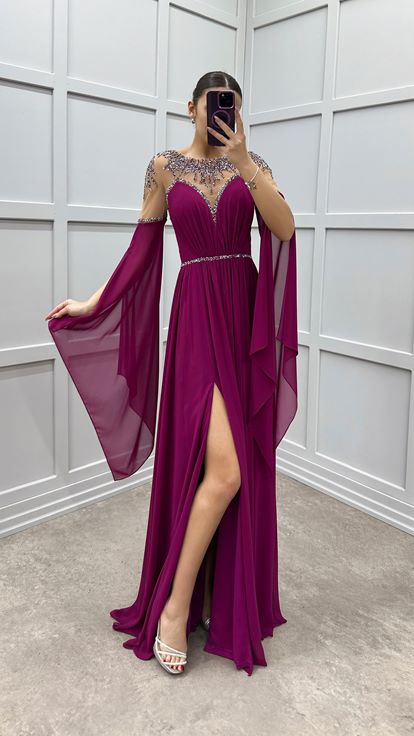 Robe de soirée de créateur à manches fuchsia brodées