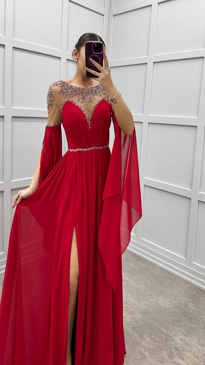 Abito da sera firmato con dettagli ricamati sulle maniche rosse