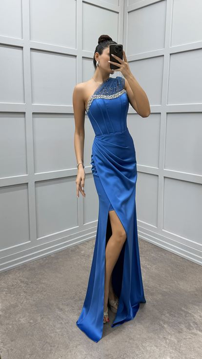 فستان أزرق من الساتان بكتف واحد مع صدر مزين