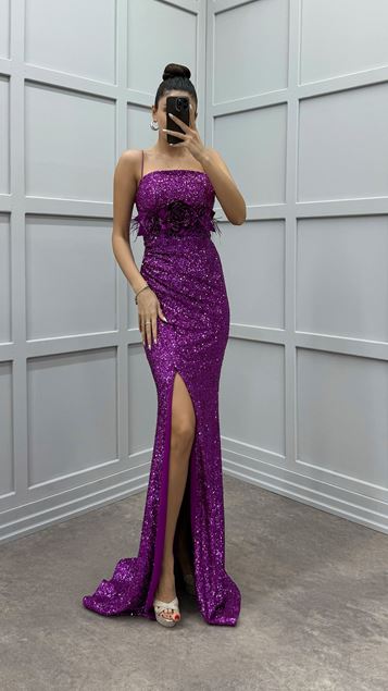 Vestido de lentejuelas con detalle de plumas en la cintura fucsia