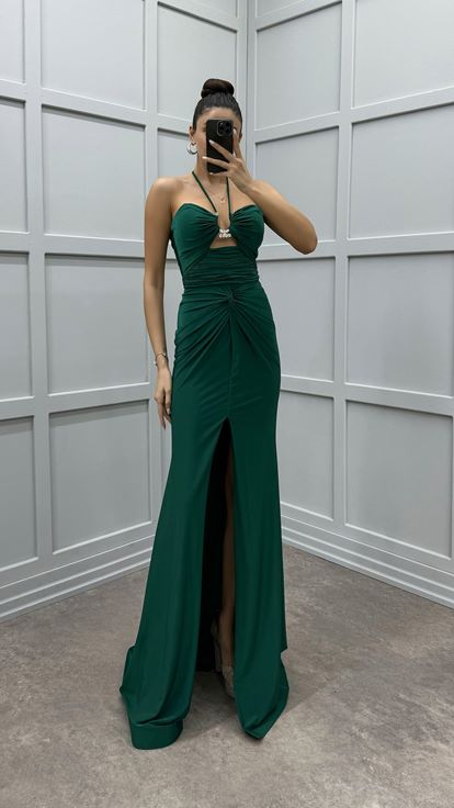 فستان أخضر زمردي بدون حمالات مع تفاصيل عند الصدر