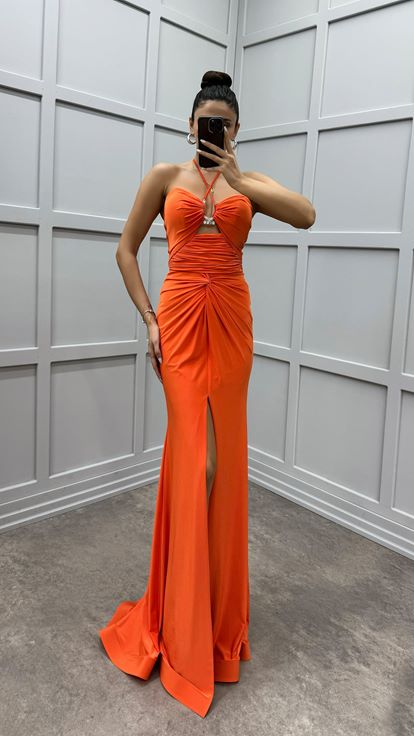Vestido naranja sin tirantes con detalle en el busto