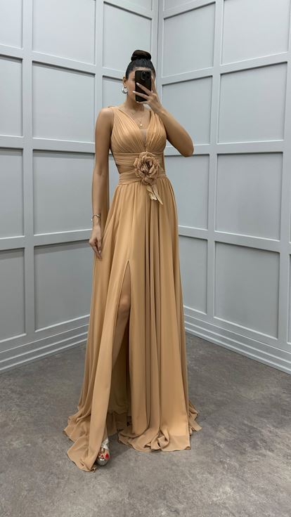 Vestido de noche transparente con detalle floral de capa beige