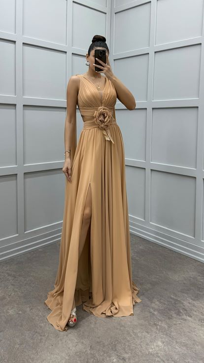 Vestido de noche transparente con detalle floral de capa beige