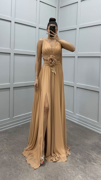 Vestido de noche transparente con detalle floral de capa beige
