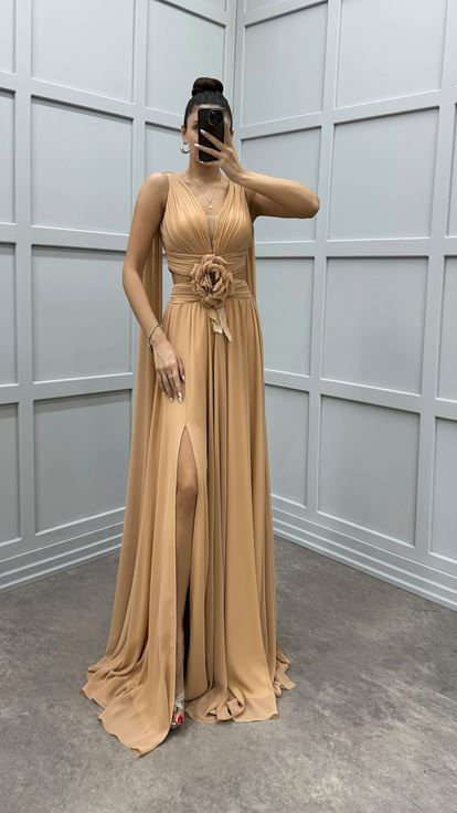 Vestido de noche transparente con detalle floral de capa beige
