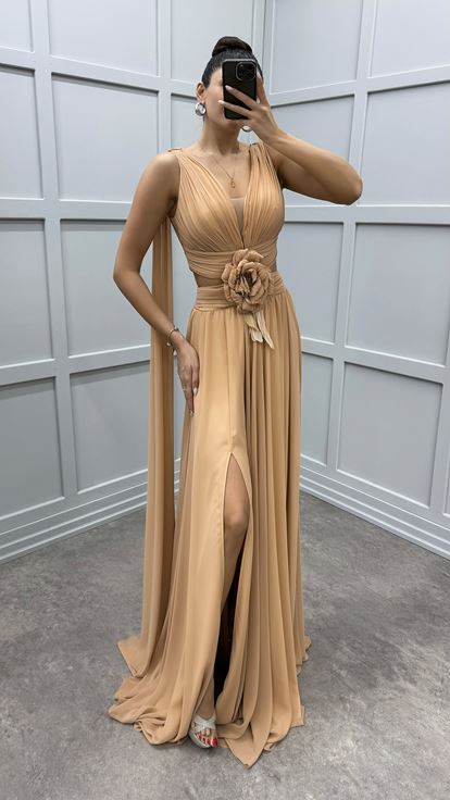 Vestido de noche transparente con detalle floral de capa beige