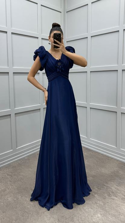 Abito Da Sera Con Dettagli Floreali Sul Petto Blu Navy