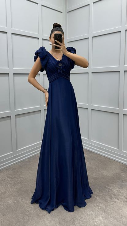 Abito Da Sera Con Dettagli Floreali Sul Petto Blu Navy