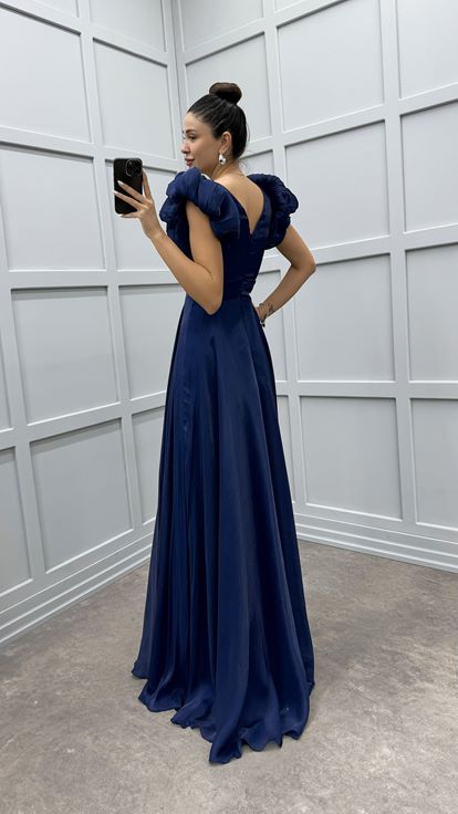 Abito Da Sera Con Dettagli Floreali Sul Petto Blu Navy