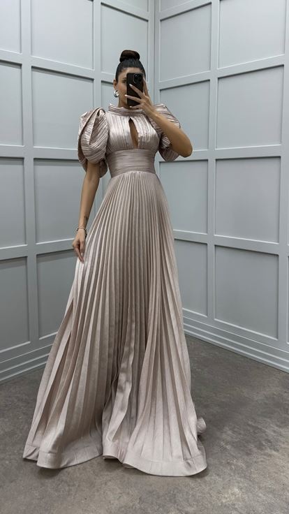 Robe de soirée plissée à manches beiges