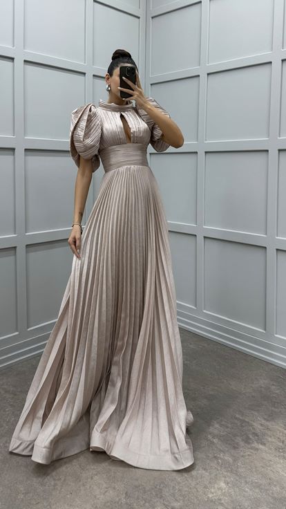 Robe de soirée plissée à manches beiges