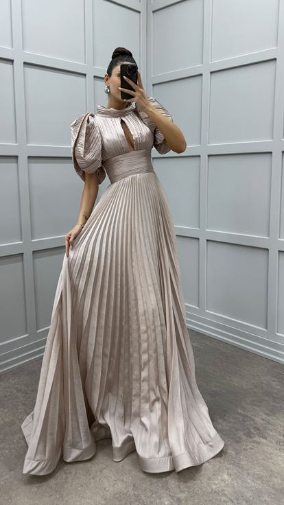 Robe de soirée plissée à manches beiges