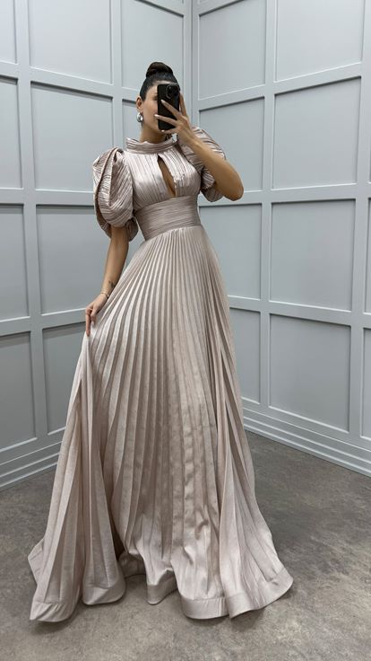 Robe de soirée plissée à manches beiges