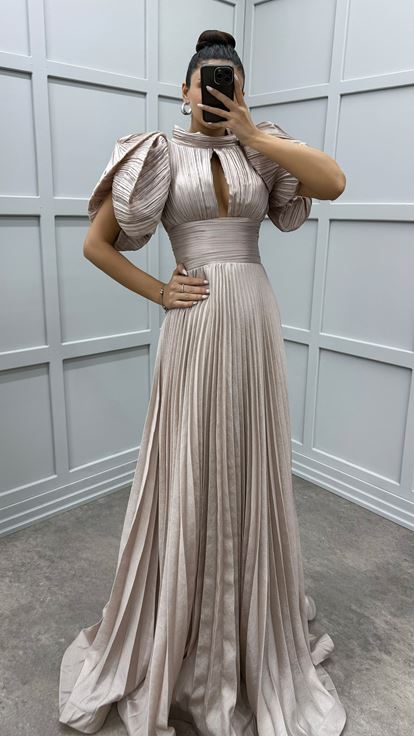 Robe de soirée plissée à manches beiges