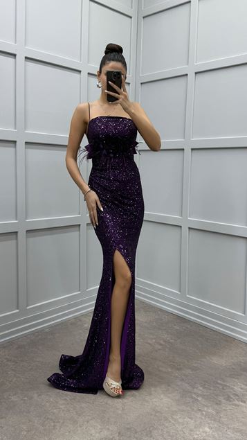 Pflaumenfarbenes Kleid mit Pailletten und Federdetail an der Taille
