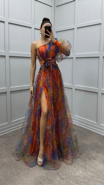 Vestido de noche de tul con plumas con detalle de rosa en la cintura de una sola manga naranja