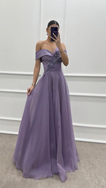 فستان سهرة أرجواني بدون حمالات تفاصيل مطرزة