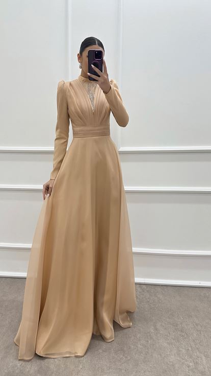 Beigefarbenes Kleid im Hijab-Design mit Plissee-Quastendetail auf der Brust