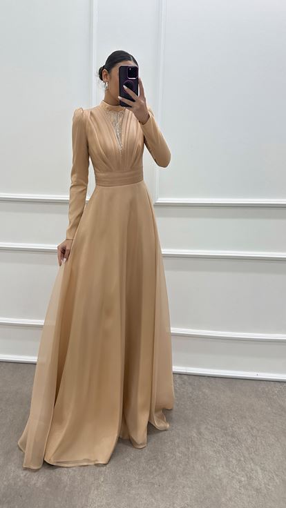 Beigefarbenes Kleid im Hijab-Design mit Plissee-Quastendetail auf der Brust