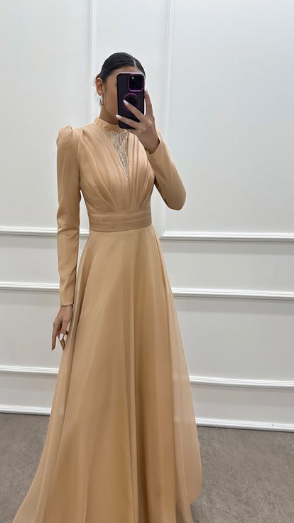 Beigefarbenes Kleid im Hijab-Design mit Plissee-Quastendetail auf der Brust