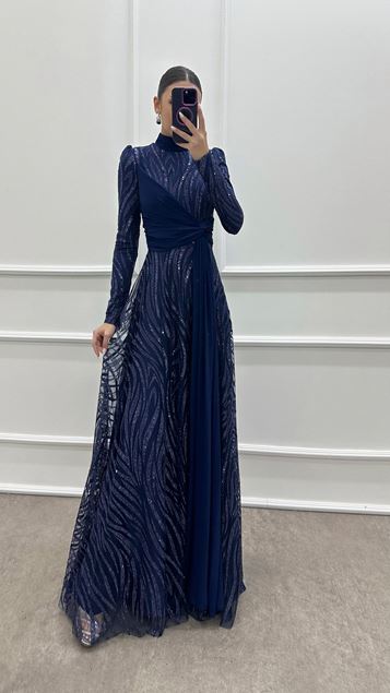 Vestido de diseño bordado con detalle en la cintura azul marino