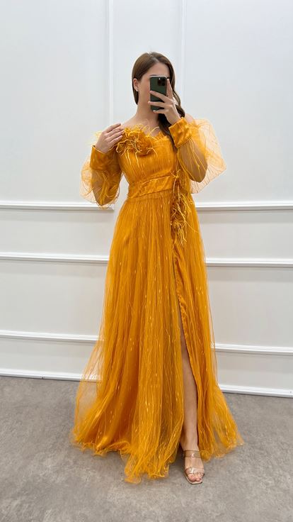 Abito Dal Design Taglie Forti Con Dettagli İn Piume Arancioni Sul Petto E İn Vita