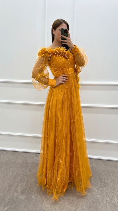 Abito Dal Design Taglie Forti Con Dettagli İn Piume Arancioni Sul Petto E İn Vita