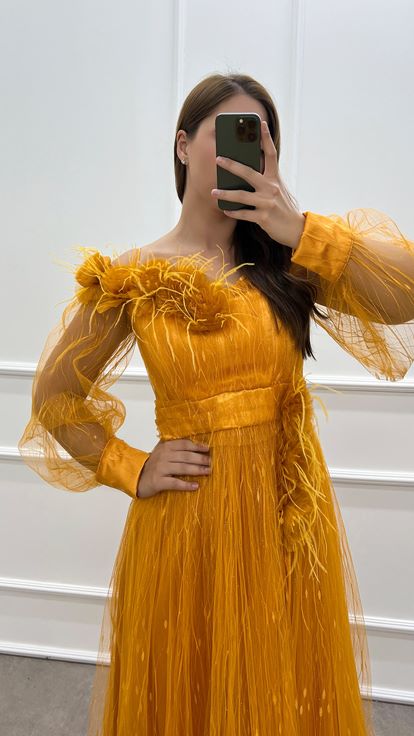 Abito Dal Design Taglie Forti Con Dettagli İn Piume Arancioni Sul Petto E İn Vita