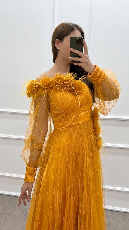 Abito Dal Design Taglie Forti Con Dettagli İn Piume Arancioni Sul Petto E İn Vita