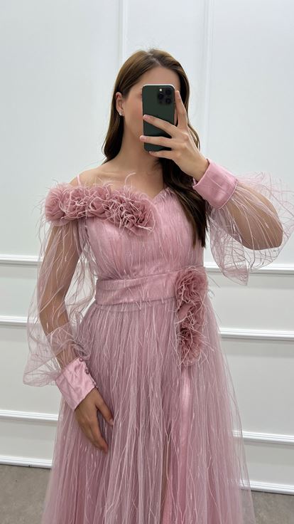 Abito Dal Design Taglie Forti Con Dettagli İn Piume Sul Petto E Sulla Vita İn Polvere